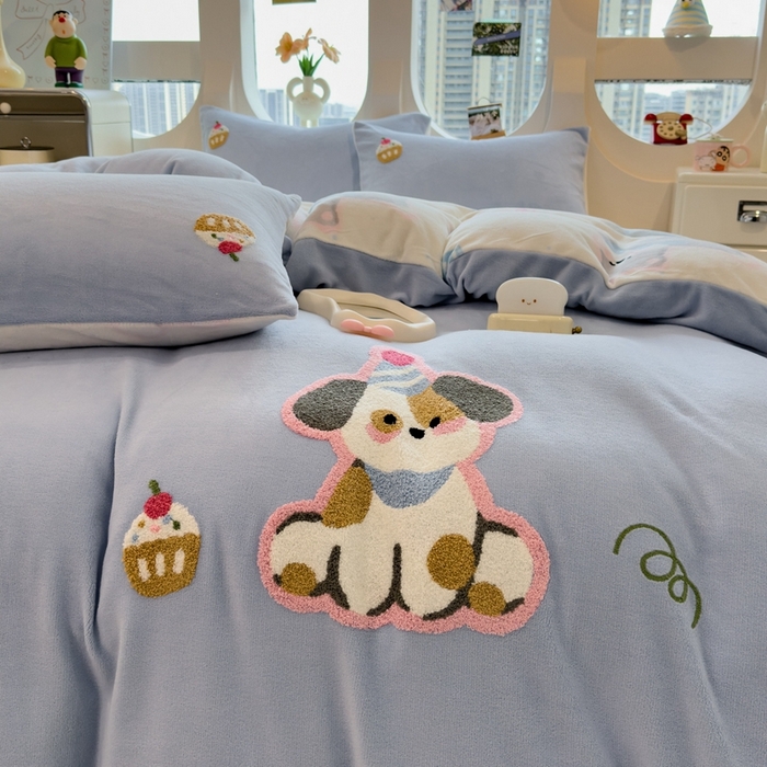 91家纺网 家纺一手货源 找家纺 丝羽坊 2025新款A类潮款加厚牛奶绒四件套 蓝调汪汪