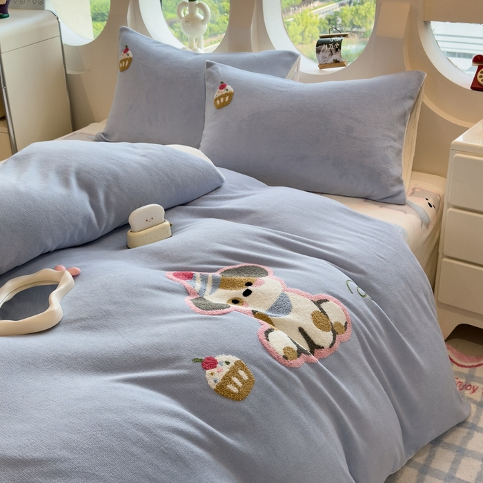 91家纺网 家纺一手货源 找家纺 丝羽坊 2025新款A类潮款加厚牛奶绒四件套 蓝调汪汪