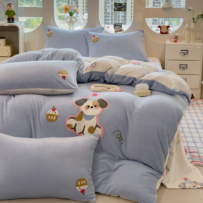 91家纺网 家纺一手货源 找家纺 丝羽坊 2025新款A类潮款加厚牛奶绒四件套 蓝调汪汪