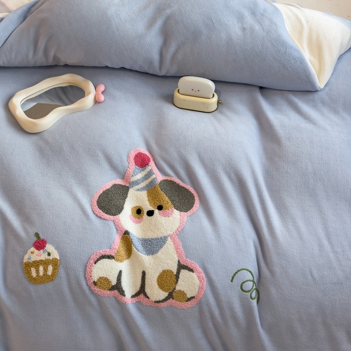 91家纺网 家纺一手货源 找家纺 丝羽坊 2025新款A类潮款加厚牛奶绒四件套 蓝调汪汪