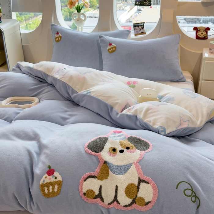 91家纺网 家纺一手货源 找家纺 丝羽坊 2025新款A类潮款加厚牛奶绒四件套 蓝调汪汪