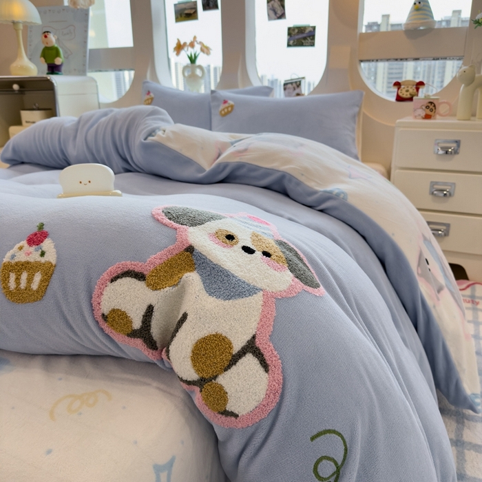 91家纺网 家纺一手货源 找家纺 丝羽坊 2025新款A类潮款加厚牛奶绒四件套 蓝调汪汪