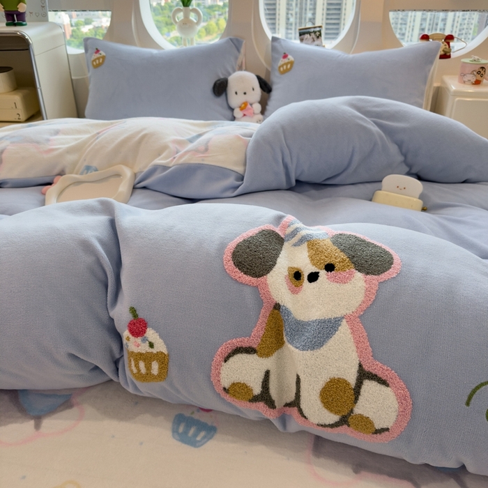 91家纺网 家纺一手货源 找家纺 丝羽坊 2025新款A类潮款加厚牛奶绒四件套 蓝调汪汪