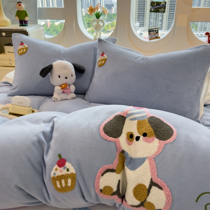 91家纺网 家纺一手货源 找家纺 丝羽坊 2025新款A类潮款加厚牛奶绒四件套 蓝调汪汪