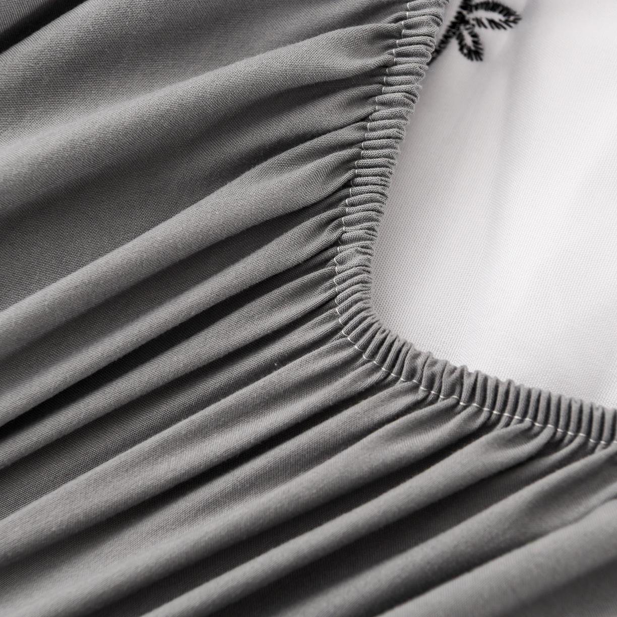 91家纺网 家纺一手货源 找家纺 推推家纺 2025新款A类水洗棉花边床笠单品床笠床笠单件 花边款玫瑰-深灰