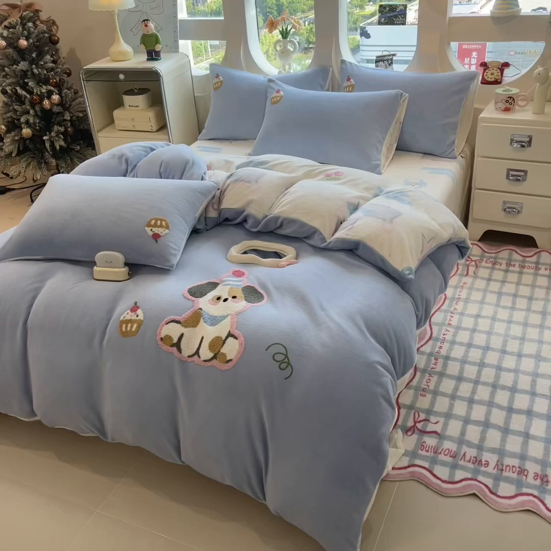 91家纺网 家纺一手货源 找家纺 丝羽坊 2025新款A类潮款加厚牛奶绒四件套 蓝调汪汪