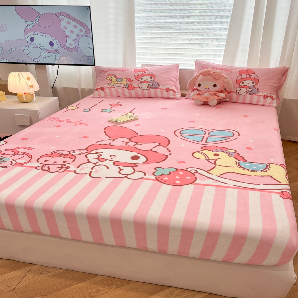 91家纺网 家纺一手货源 找家纺 暮思家居 2025新款正版授权三丽鸥大版牛奶绒数码印花单品床笠单件床笠(带标价格） 绒A版-条纹美乐蒂