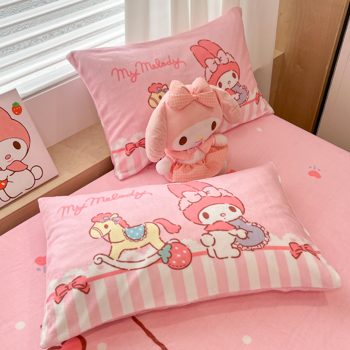 91家纺网 家纺一手货源 找家纺 暮思家居 2025新款正版授权三丽鸥大版牛奶绒数码印花单品床笠单件床笠(带标价格） 绒A版-条纹美乐蒂