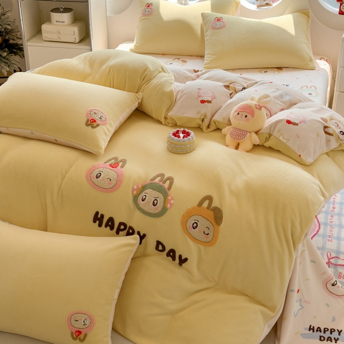 91家纺网 家纺一手货源 找家纺 丝羽坊 2025新款A类潮款加厚牛奶绒四件套 萌趣玩偶