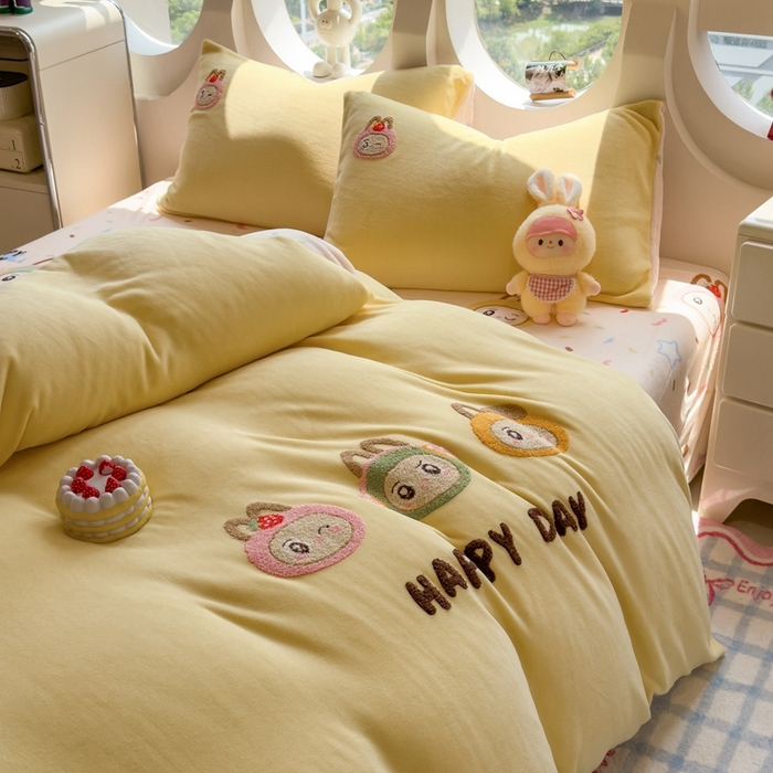 91家纺网 家纺一手货源 找家纺 丝羽坊 2025新款A类潮款加厚牛奶绒四件套 萌趣玩偶