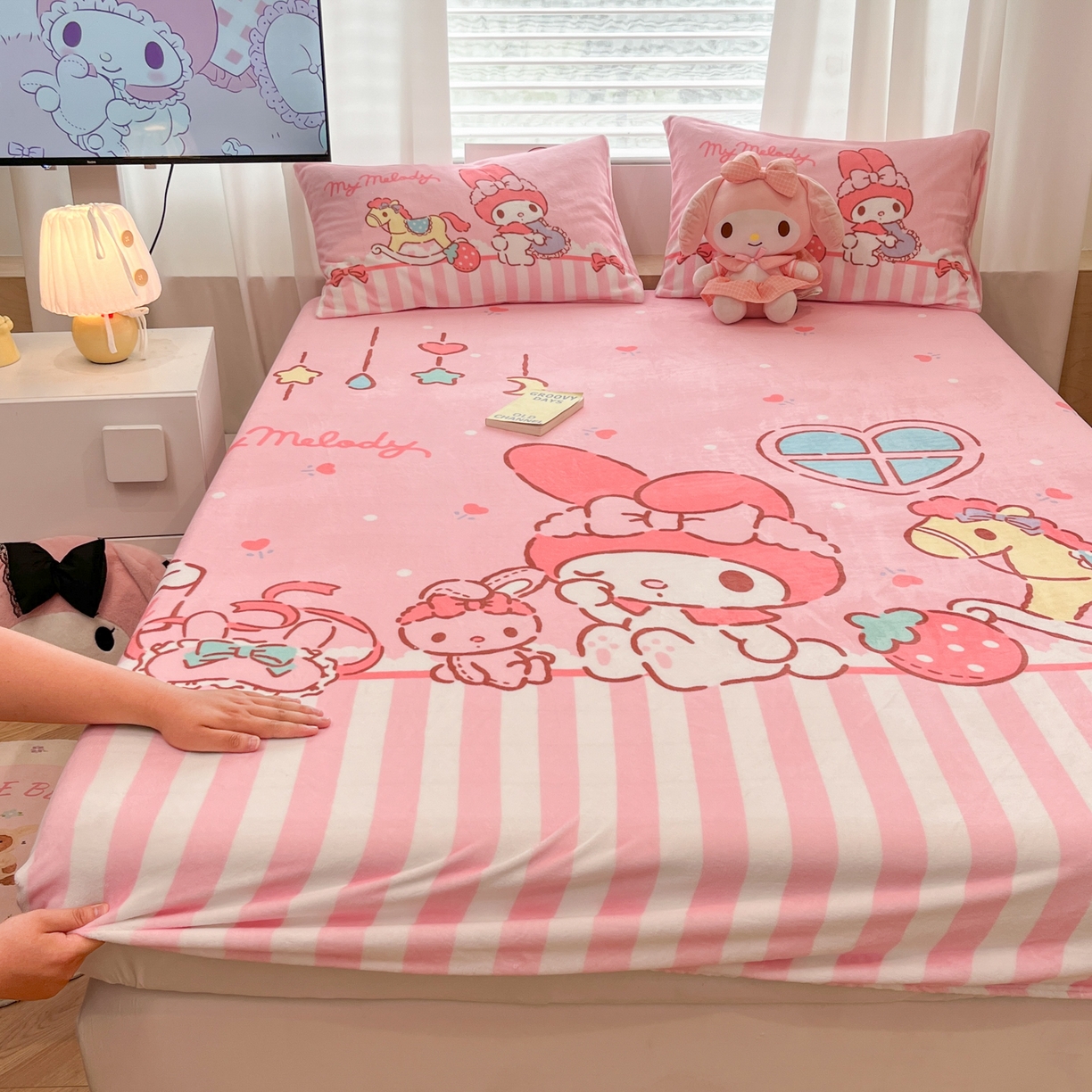 91家纺网 家纺一手货源 找家纺 暮思家居 2025新款正版授权三丽鸥大版牛奶绒数码印花单品床笠单件床笠(带标价格） 绒A版-条纹美乐蒂