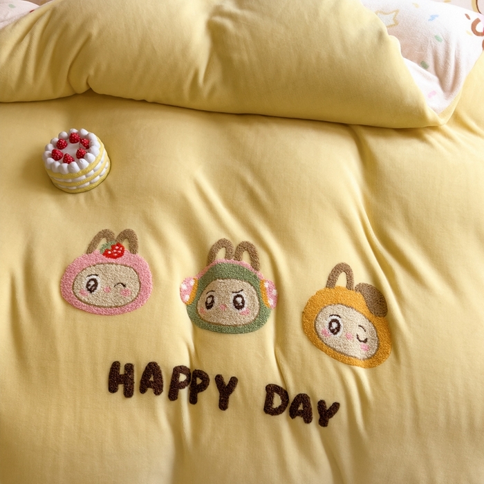 91家纺网 家纺一手货源 找家纺 丝羽坊 2025新款A类潮款加厚牛奶绒四件套 萌趣玩偶