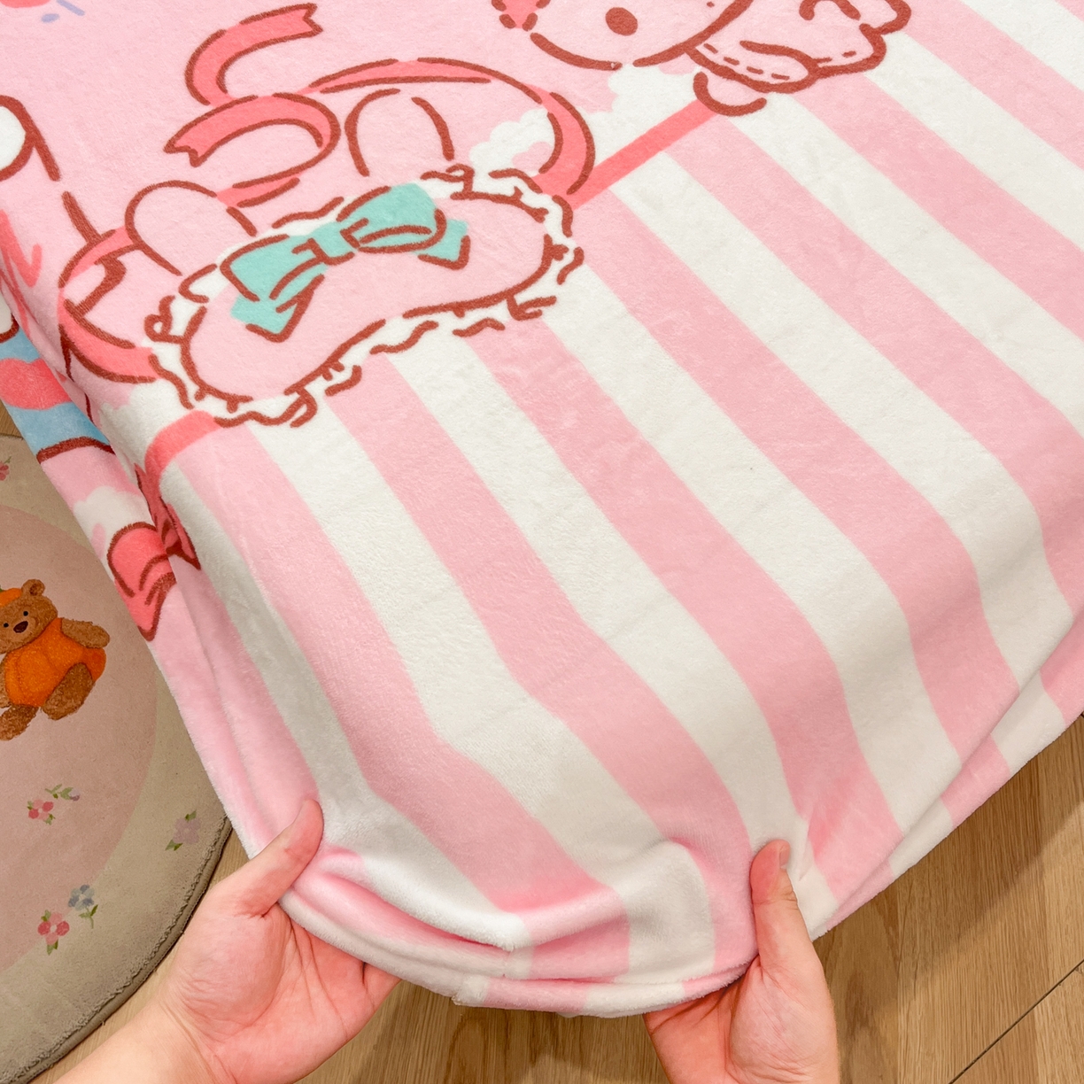 91家纺网 家纺一手货源 找家纺 暮思家居 2025新款正版授权三丽鸥大版牛奶绒数码印花单品床笠单件床笠(带标价格） 绒A版-条纹美乐蒂