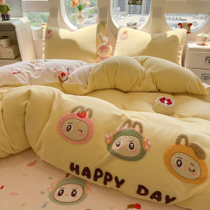 91家纺网 家纺一手货源 找家纺 丝羽坊 2025新款A类潮款加厚牛奶绒四件套 萌趣玩偶