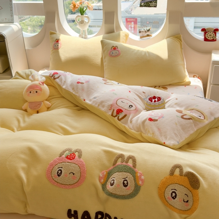 91家纺网 家纺一手货源 找家纺 丝羽坊 2025新款A类潮款加厚牛奶绒四件套 萌趣玩偶