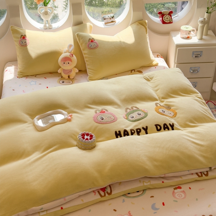 91家纺网 家纺一手货源 找家纺 丝羽坊 2025新款A类潮款加厚牛奶绒四件套 萌趣玩偶