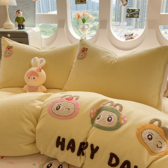 91家纺网 家纺一手货源 找家纺 丝羽坊 2025新款A类潮款加厚牛奶绒四件套 萌趣玩偶