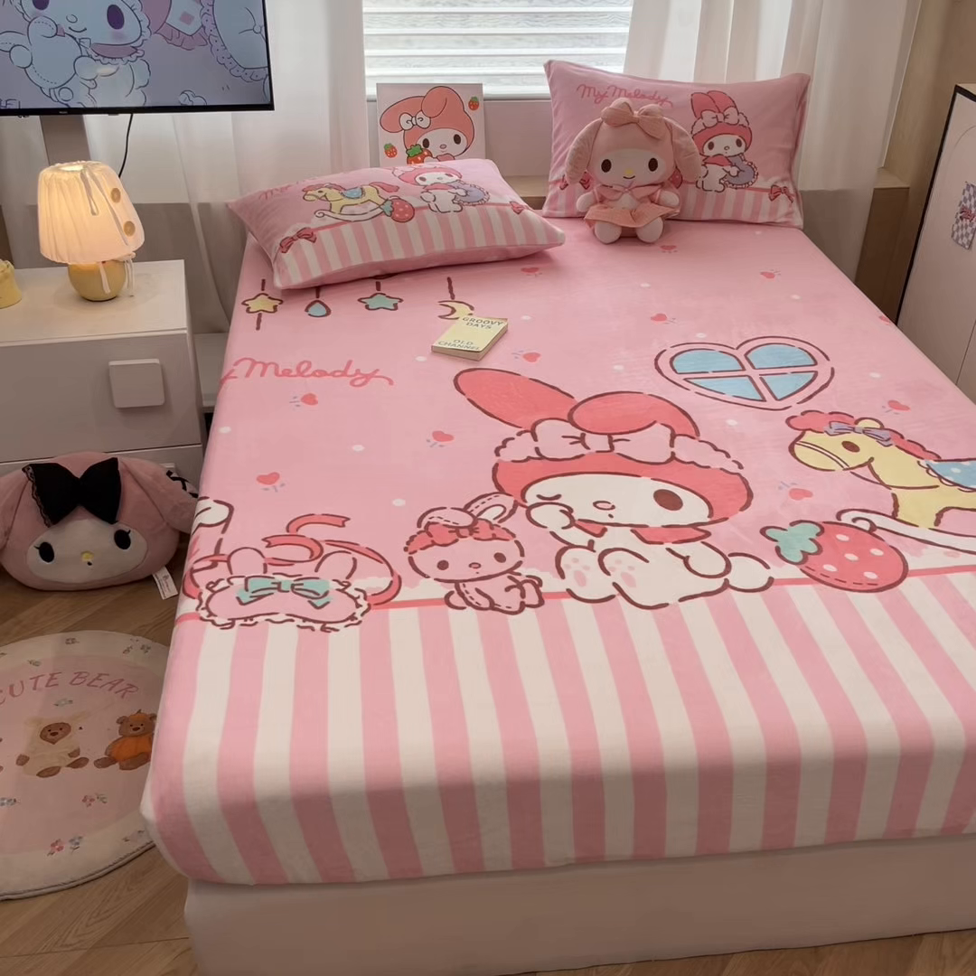 91家纺网 家纺一手货源 找家纺 暮思家居 2025新款正版授权三丽鸥大版牛奶绒数码印花单品床笠单件床笠(带标价格） 绒A版-条纹美乐蒂