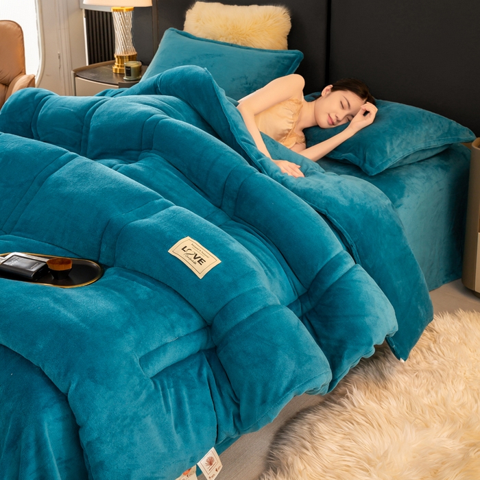 91家纺网 家纺一手货源 找家纺 81号家纺 2025新款双面牛奶绒纯色冬被被子被芯 宝石蓝