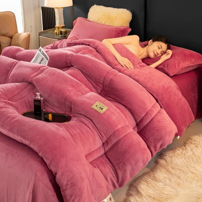 91家纺网 家纺一手货源 找家纺 81号家纺 2025新款双面牛奶绒纯色冬被被子被芯 豆沙红