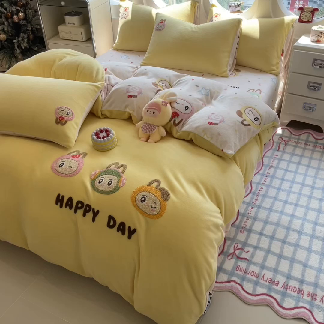 91家纺网 家纺一手货源 找家纺 丝羽坊 2025新款A类潮款加厚牛奶绒四件套 萌趣玩偶