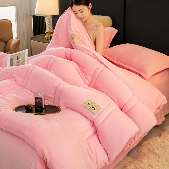 91家纺网 家纺一手货源 找家纺 81号家纺 2025新款双面牛奶绒纯色冬被被子被芯 海棠粉