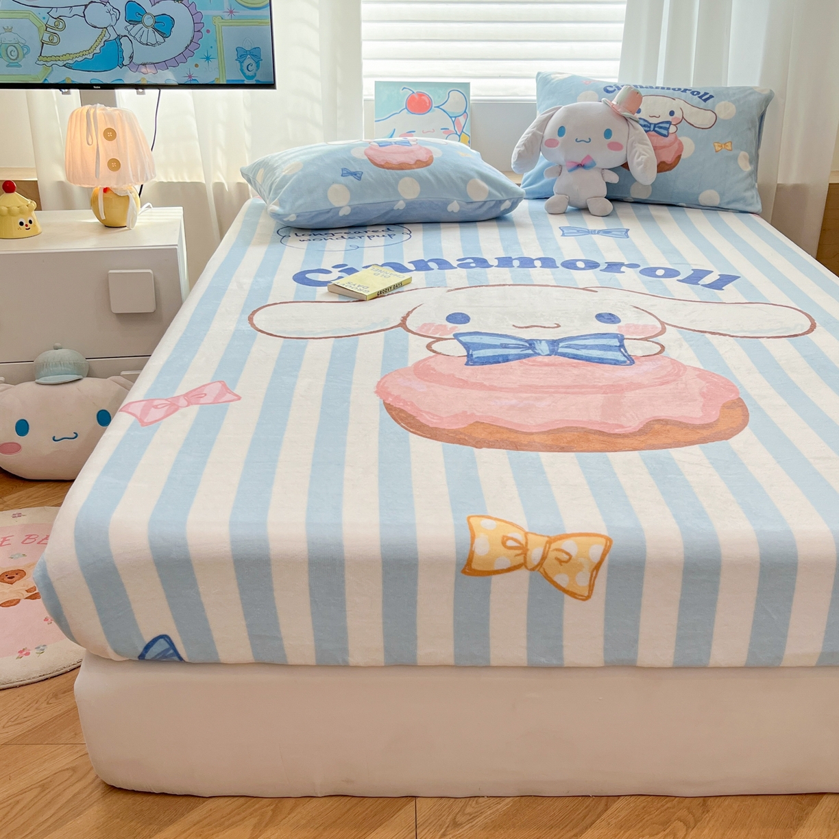 91家纺网 家纺一手货源 找家纺 暮思家居 2025新款正版授权三丽鸥大版牛奶绒数码印花单品床笠单件床笠(带标价格） 绒A版-条纹玉桂狗