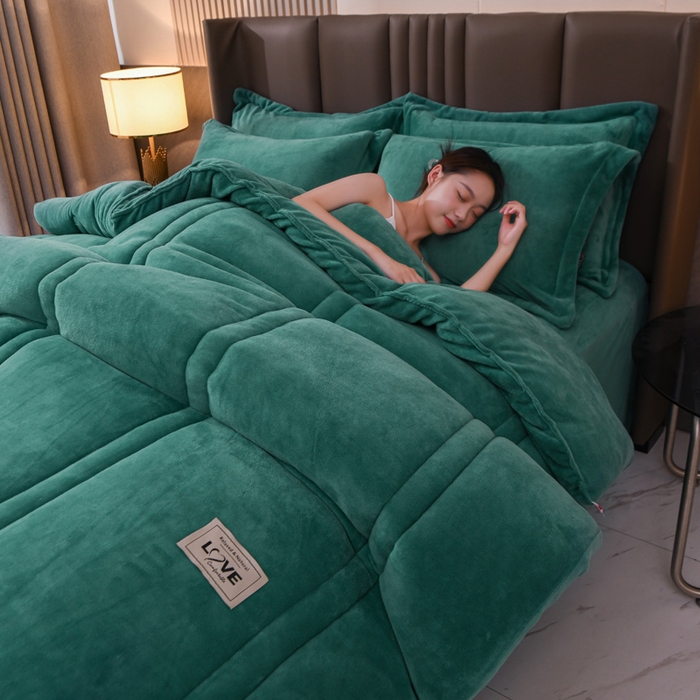 91家纺网 家纺一手货源 找家纺 81号家纺 2025新款双面牛奶绒纯色冬被被子被芯 墨绿色