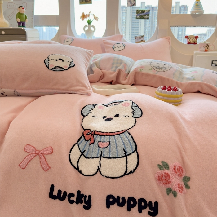 91家纺网 家纺一手货源 找家纺 丝羽坊 2025新款A类潮款加厚牛奶绒四件套 软萌宝贝