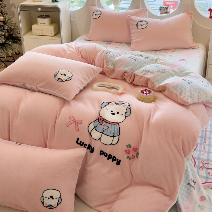 91家纺网 家纺一手货源 找家纺 丝羽坊 2025新款A类潮款加厚牛奶绒四件套 软萌宝贝