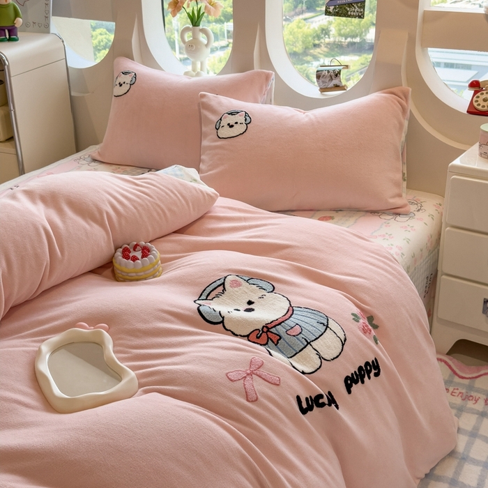 91家纺网 家纺一手货源 找家纺 丝羽坊 2025新款A类潮款加厚牛奶绒四件套 软萌宝贝