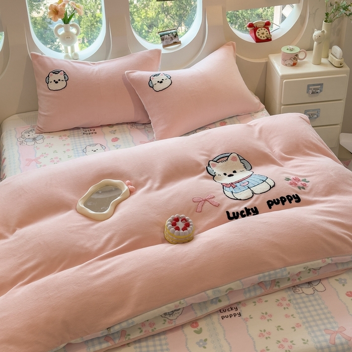 91家纺网 家纺一手货源 找家纺 丝羽坊 2025新款A类潮款加厚牛奶绒四件套 软萌宝贝