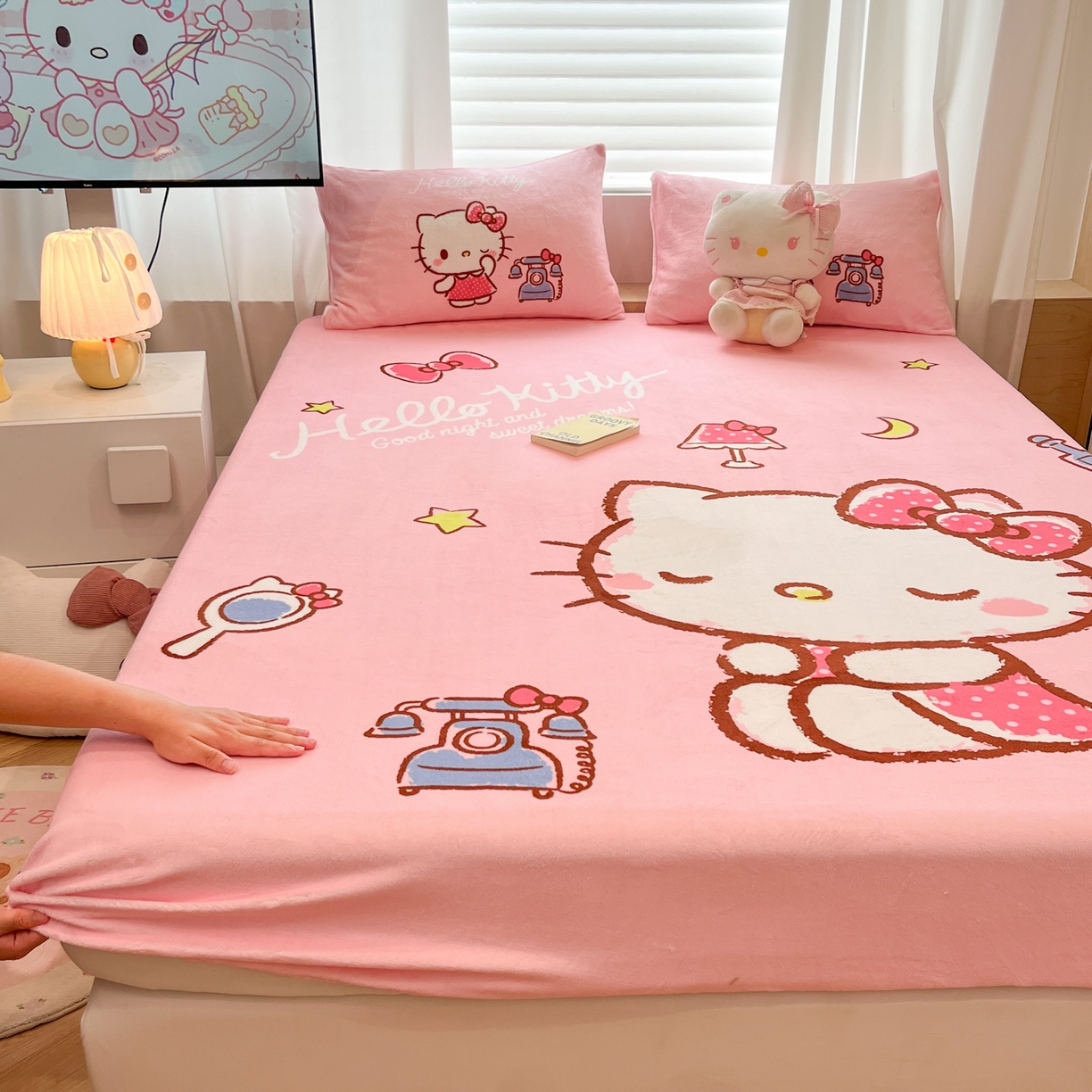 91家纺网 家纺一手货源 找家纺 暮思家居 2025新款正版授权三丽鸥大版牛奶绒数码印花单品床笠单件床笠(带标价格） 绒A版-晚安KT