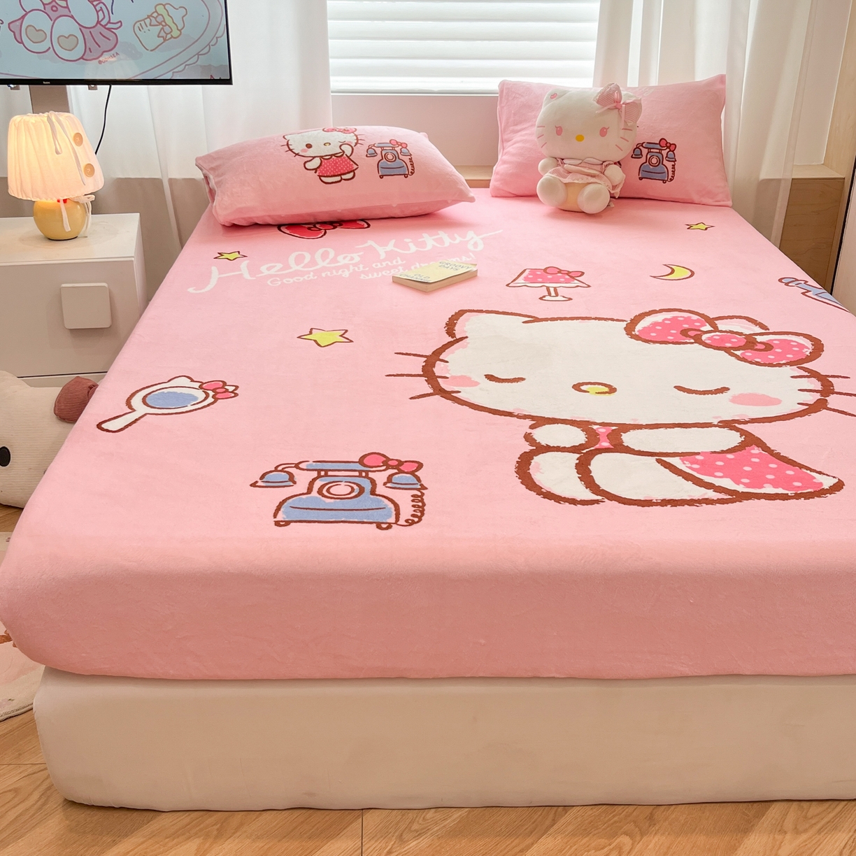 91家纺网 家纺一手货源 找家纺 暮思家居 2025新款正版授权三丽鸥大版牛奶绒数码印花单品床笠单件床笠(带标价格） 绒A版-晚安KT