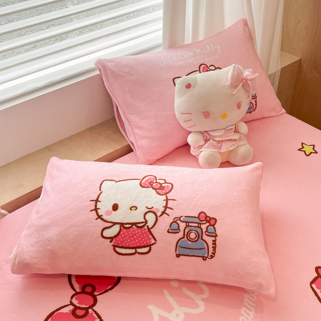 91家纺网 家纺一手货源 找家纺 暮思家居 2025新款正版授权三丽鸥大版牛奶绒数码印花单品床笠单件床笠(带标价格） 绒A版-晚安KT