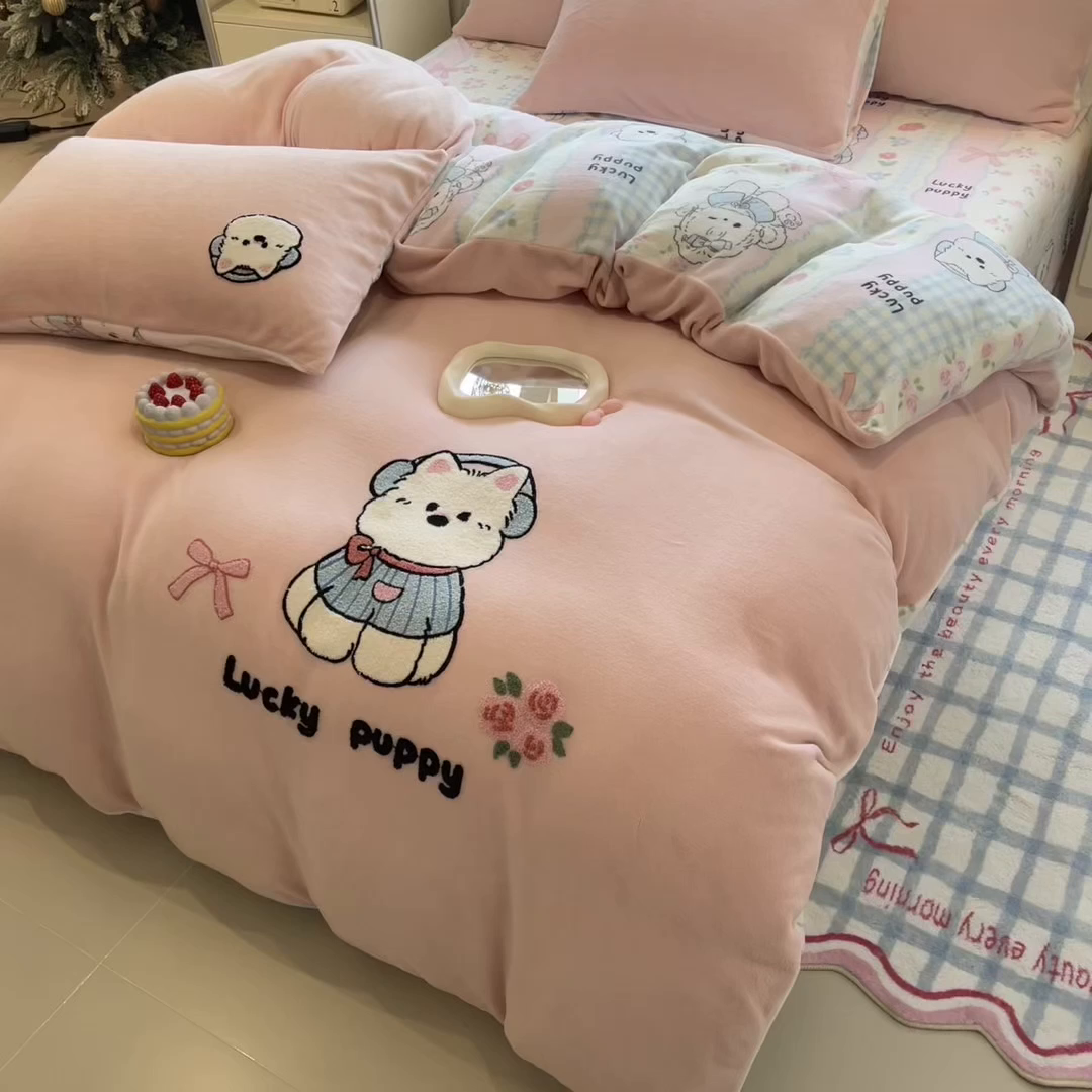 91家纺网 家纺一手货源 找家纺 丝羽坊 2025新款A类潮款加厚牛奶绒四件套 软萌宝贝