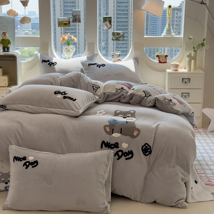 91家纺网 家纺一手货源 找家纺 丝羽坊 2025新款A类潮款加厚牛奶绒四件套 灰调萌犬