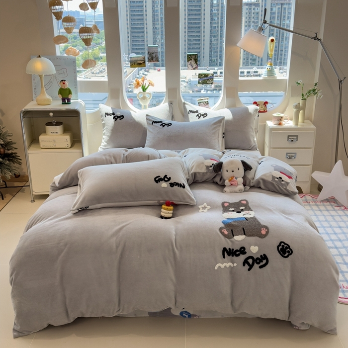 91家纺网 家纺一手货源 找家纺 丝羽坊 2025新款A类潮款加厚牛奶绒四件套 灰调萌犬