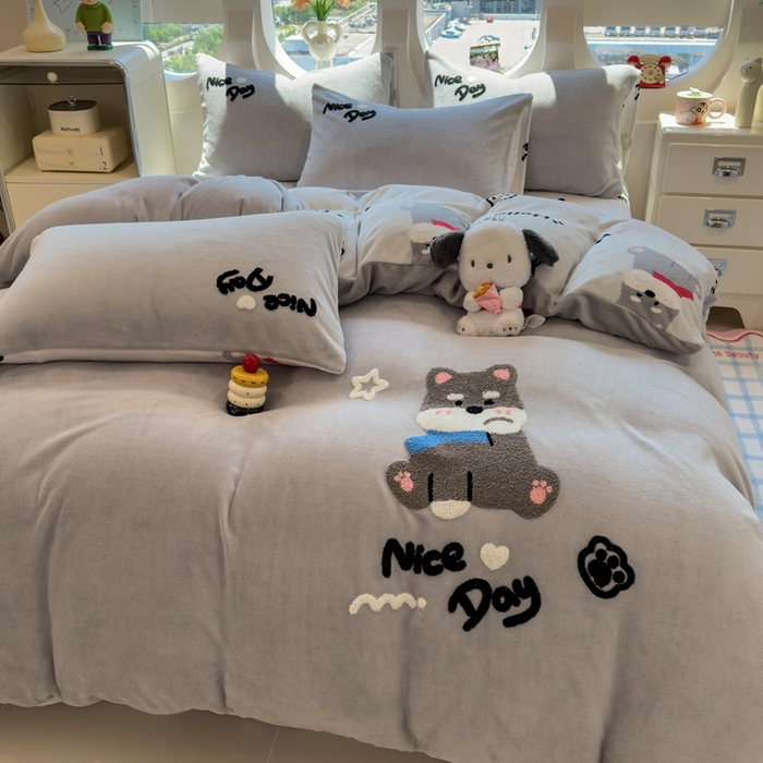 91家纺网 家纺一手货源 找家纺 丝羽坊 2025新款A类潮款加厚牛奶绒四件套 灰调萌犬