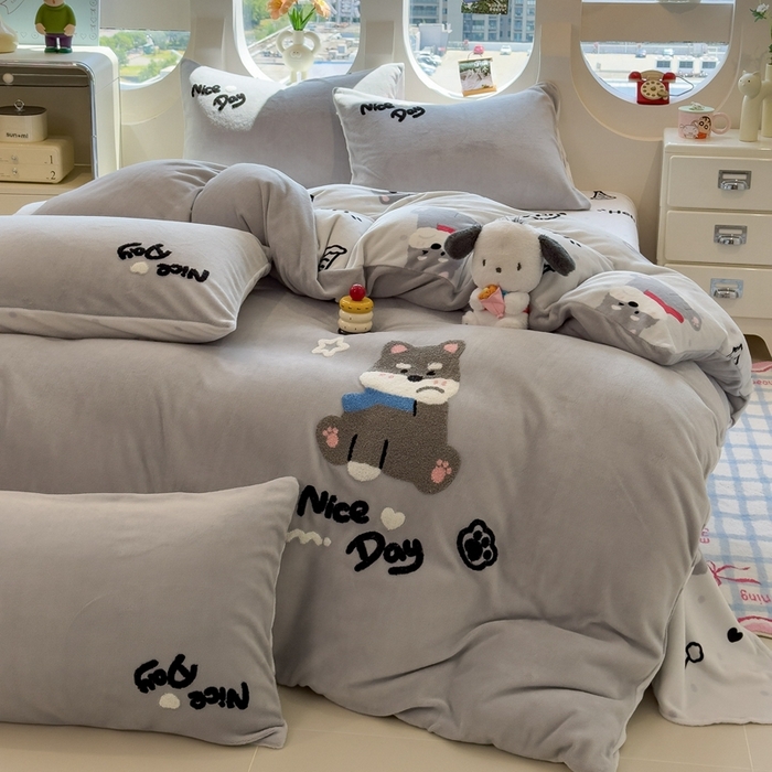 91家纺网 家纺一手货源 找家纺 丝羽坊 2025新款A类潮款加厚牛奶绒四件套 灰调萌犬