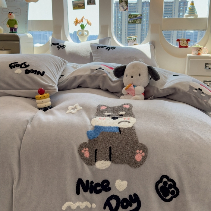 91家纺网 家纺一手货源 找家纺 丝羽坊 2025新款A类潮款加厚牛奶绒四件套 灰调萌犬