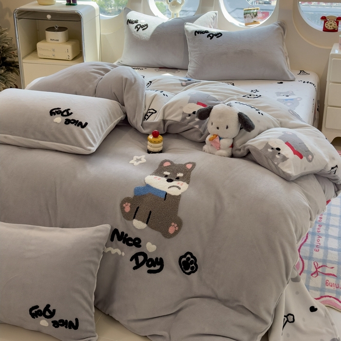 91家纺网 家纺一手货源 找家纺 丝羽坊 2025新款A类潮款加厚牛奶绒四件套 灰调萌犬