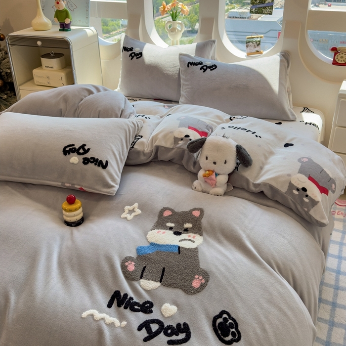 91家纺网 家纺一手货源 找家纺 丝羽坊 2025新款A类潮款加厚牛奶绒四件套 灰调萌犬