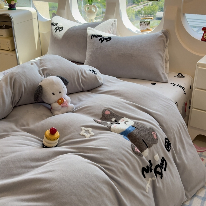 91家纺网 家纺一手货源 找家纺 丝羽坊 2025新款A类潮款加厚牛奶绒四件套 灰调萌犬