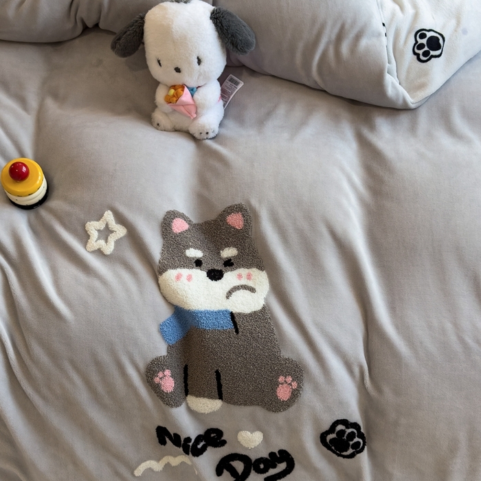 91家纺网 家纺一手货源 找家纺 丝羽坊 2025新款A类潮款加厚牛奶绒四件套 灰调萌犬