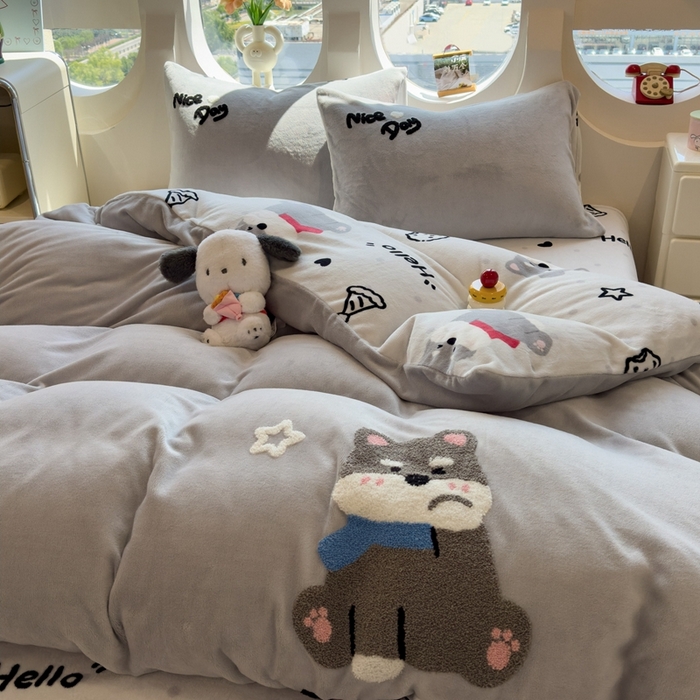 91家纺网 家纺一手货源 找家纺 丝羽坊 2025新款A类潮款加厚牛奶绒四件套 灰调萌犬