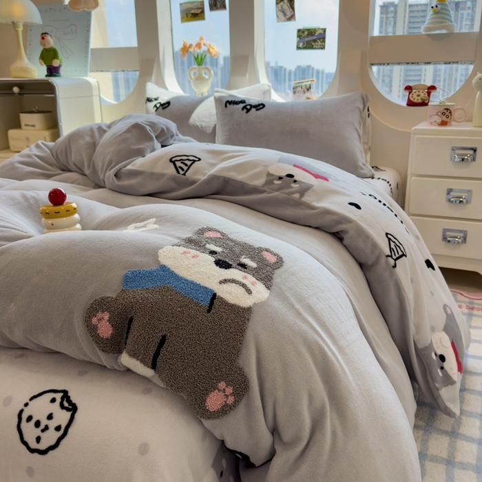 91家纺网 家纺一手货源 找家纺 丝羽坊 2025新款A类潮款加厚牛奶绒四件套 灰调萌犬