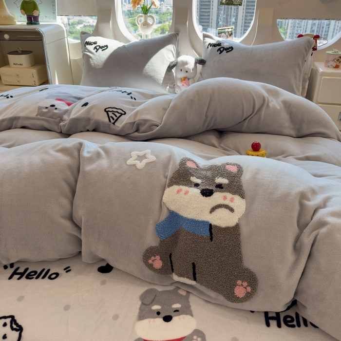 91家纺网 家纺一手货源 找家纺 丝羽坊 2025新款A类潮款加厚牛奶绒四件套 灰调萌犬