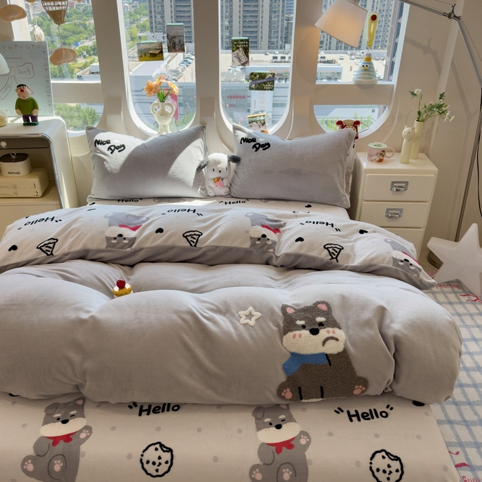 91家纺网 家纺一手货源 找家纺 丝羽坊 2025新款A类潮款加厚牛奶绒四件套 灰调萌犬