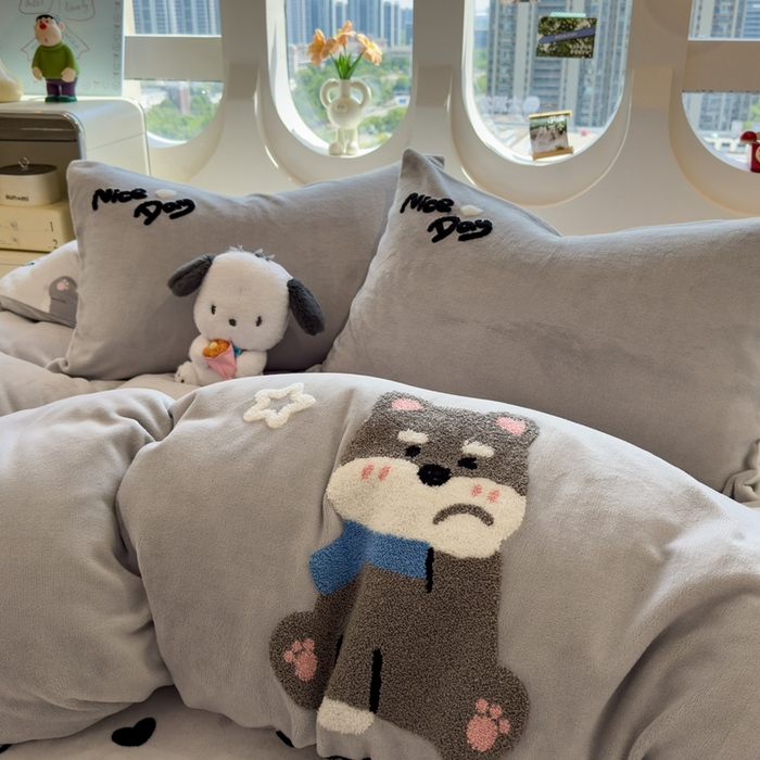 91家纺网 家纺一手货源 找家纺 丝羽坊 2025新款A类潮款加厚牛奶绒四件套 灰调萌犬